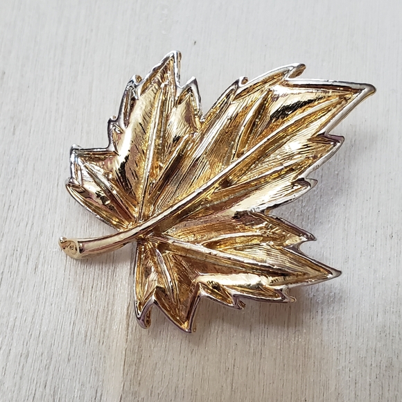 Vintage Gold tone leaf brooch - Picture 4 of 7